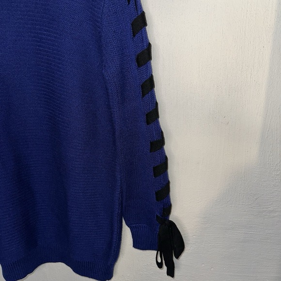 Lovers + Friends Women's Blue Sweater Black Ribbon Sleeve Sz XS Oversized - Picture 2 of 4